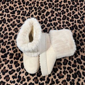 Fuzzy ugg foldover boots dupe